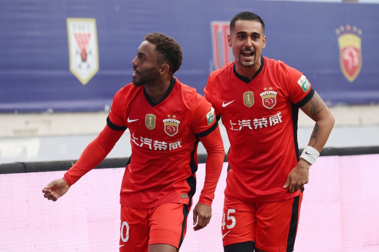 有争议！维卡里奥底线救球时将球抱出线外，但裁判没有吹罚出界