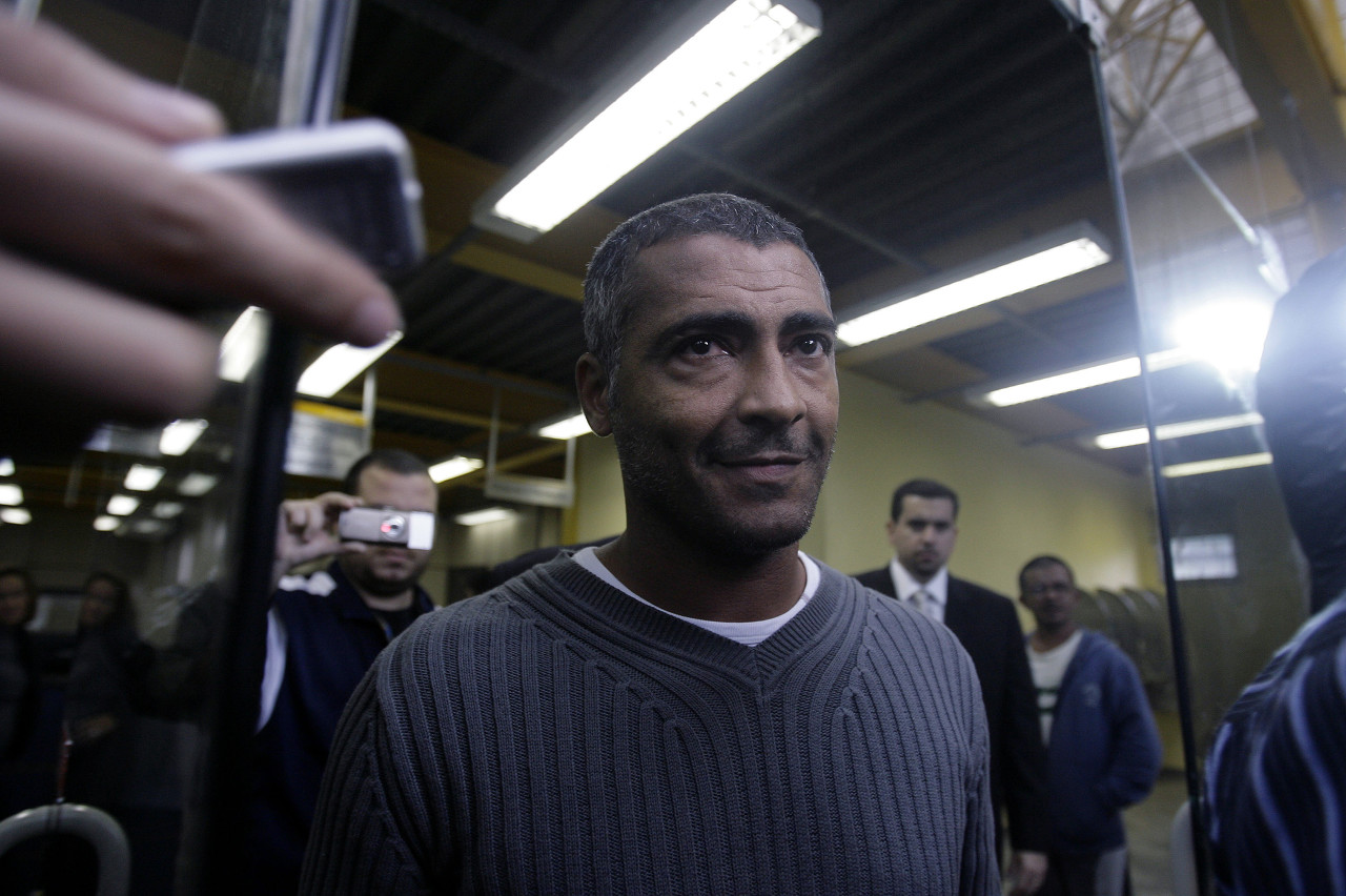 有争议！维卡里奥底线救球时将球抱出线外，但裁判没有吹罚出界